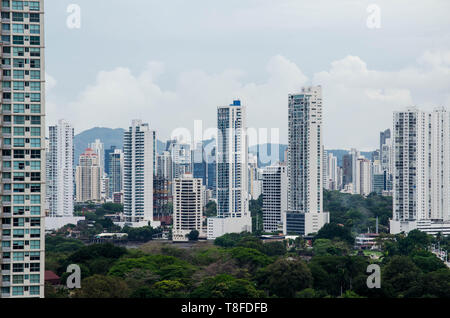 Bewölkten Tag in Panama City Skyline von Costa del Este gesehen Stockfoto