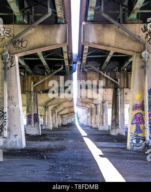 Unterstützende Struktur unter der Autobahn 95 Highway im Süden von Philadelphia PA in FDR Park Stockfoto