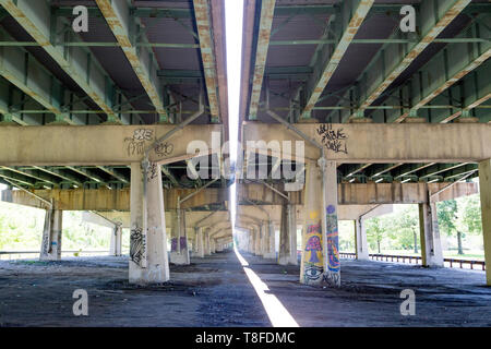 Unterstützende Struktur unter der Autobahn 95 Highway im Süden von Philadelphia PA in FDR Park Stockfoto