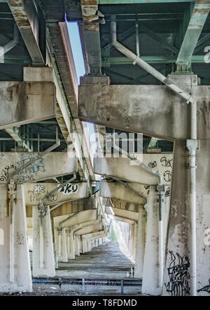 Unterstützende Struktur unter der Autobahn 95 Highway im Süden von Philadelphia PA in FDR Park Stockfoto