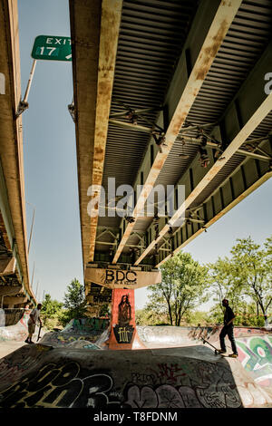 Skateboarder unter der Interstate 95 in FDR skateboard Park in südlichen Philadelphia Stockfoto