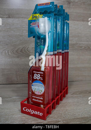 Chiangmai, Thailand - 13. Mai 2019: Produkt Schuß von Colgate Zahnbürste. Produkt von Colgate Palmolive Thailand Unternehmen. Stockfoto