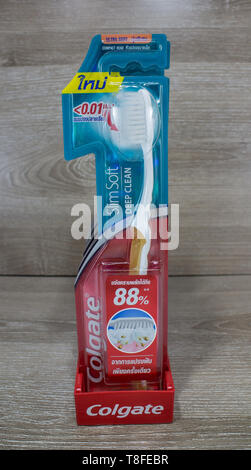 Chiangmai, Thailand - 13. Mai 2019: Produkt Schuß von Colgate Zahnbürste. Produkt von Colgate Palmolive Thailand Unternehmen. Stockfoto