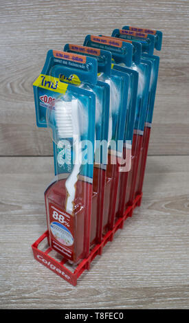 Chiangmai, Thailand - 13. Mai 2019: Produkt Schuß von Colgate Zahnbürste. Produkt von Colgate Palmolive Thailand Unternehmen. Stockfoto