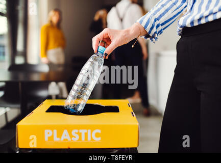 Abfalltrennung und Recycling in Business Office, ein Mittelteil. Stockfoto