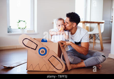 Vater und Kleine Kleinkind Sohn Zuhause zu Hause, spielen. Stockfoto