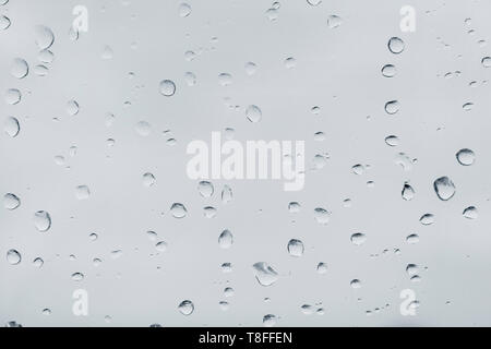 Wassertropfen auf einem Fensterbereich. Stockfoto