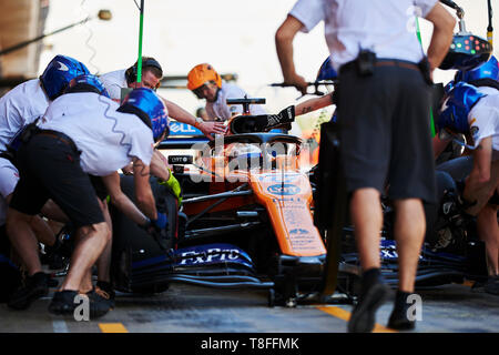 10. Mai 2019, Circuit de Barcelona-Catalunya, Barcelona, Spanien; Formel 1 Grand Prix von Spanien, Freitag Freies Training; Mechanik des Mclaren Team ändern die Reifen der Carlos Sainz Auto Kredit: Pablo Guillen/Alamy Stockfoto