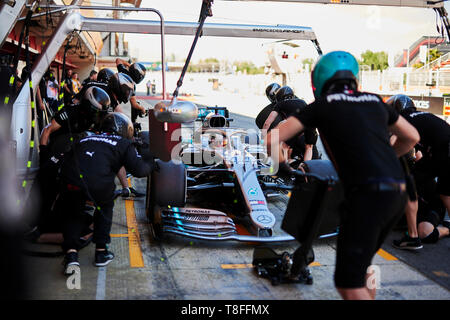 10. Mai 2019, Circuit de Barcelona-Catalunya, Barcelona, Spanien; Formel 1 Grand Prix von Spanien, Freitag Freies Training; Mechanik der Mercedes Team ändern die Reifen des Lewis Hamilton Auto Kredit: Pablo Guillen/Alamy Stockfoto