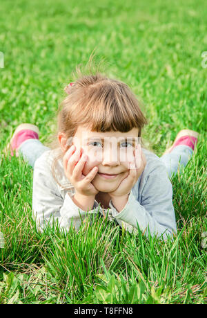 Baby trinkt Wasser aus der Flasche.. Menschen. Stockfoto