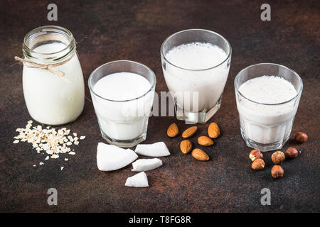 Vegan ohne Milchprodukte alternative Milch - Muttern und Hafer. Stockfoto