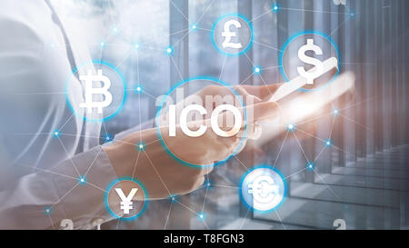ICO - die erste Münze, und Blockchain cryptocurrency Konzept auf unscharfen Geschäft Gebäude Hintergrund. Stockfoto