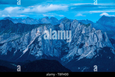 Blaue Stunde am Morgen. Punta Vallaccia, Sasso Dodici, Sasso Undici. Das Fassatal. Die Dolomiten. Italien. Europa. Stockfoto