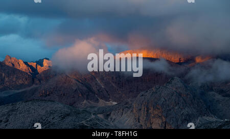 Sonne und Wolken bei Sonnenaufgang am Rosengarten mountain Group, den Dolomiten Fassatal. Trentino. Alpen, Europa. Stockfoto