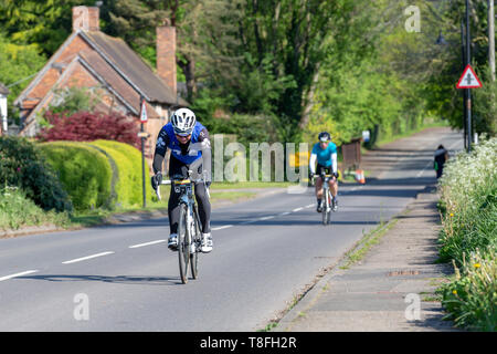 Berkswell Dorf, in der Nähe von Coventry, 12. Mai 2019. Radfahrer hier auf halbem Weg durch die 100 km Jährliche Birmingham Velo fahren gesehen. Dieses Rennen war über 100 Meilen von Genossen aus geschlossenen öffentlichen Straßen. Stockfoto