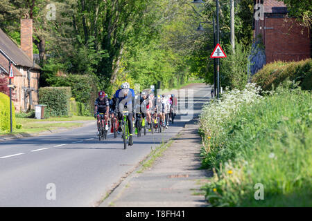 Berkswell Dorf, in der Nähe von Coventry, 12. Mai 2019. Radfahrer hier auf halbem Weg durch die 100 km Jährliche Birmingham Velo fahren gesehen. Dieses Rennen war über 100 Meilen von Genossen aus geschlossenen öffentlichen Straßen. Stockfoto