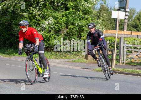 Berkswell Dorf, in der Nähe von Coventry, 12. Mai 2019. Radfahrer hier auf halbem Weg durch die 100 km Jährliche Birmingham Velo fahren gesehen. Dieses Rennen war über 100 Meilen von Genossen aus geschlossenen öffentlichen Straßen. Stockfoto