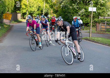 Berkswell Dorf, in der Nähe von Coventry, 12. Mai 2019. Radfahrer hier auf halbem Weg durch die 100 km Jährliche Birmingham Velo fahren gesehen. Dieses Rennen war über 100 Meilen von Genossen aus geschlossenen öffentlichen Straßen. Stockfoto