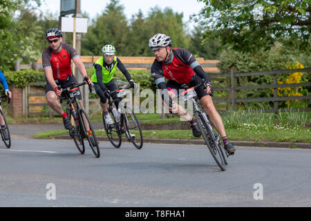 Berkswell Dorf, in der Nähe von Coventry, 12. Mai 2019. Radfahrer hier auf halbem Weg durch die 100 km Jährliche Birmingham Velo fahren gesehen. Dieses Rennen war über 100 Meilen von Genossen aus geschlossenen öffentlichen Straßen. Stockfoto