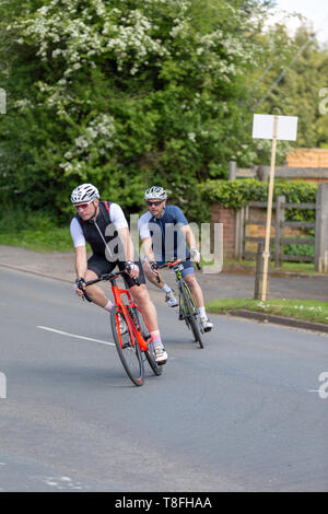 Berkswell Dorf, in der Nähe von Coventry, 12. Mai 2019. Radfahrer hier auf halbem Weg durch die 100 km Jährliche Birmingham Velo fahren gesehen. Dieses Rennen war über 100 Meilen von Genossen aus geschlossenen öffentlichen Straßen. Stockfoto