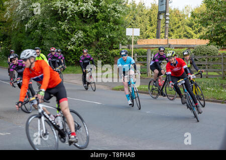 Berkswell Dorf, in der Nähe von Coventry, 12. Mai 2019. Radfahrer hier auf halbem Weg durch die 100 km Jährliche Birmingham Velo fahren gesehen. Dieses Rennen war über 100 Meilen von Genossen aus geschlossenen öffentlichen Straßen. Stockfoto