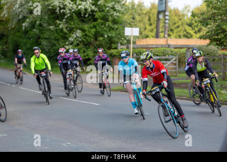 Berkswell Dorf, in der Nähe von Coventry, 12. Mai 2019. Radfahrer hier auf halbem Weg durch die 100 km Jährliche Birmingham Velo fahren gesehen. Dieses Rennen war über 100 Meilen von Genossen aus geschlossenen öffentlichen Straßen. Stockfoto