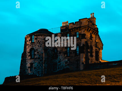 Sandstein Gebäude mit Bogenfenstern, Schornsteine und kreisförmige Seite auf dem Calton Hill, Edinburgh, Schottland. Stockfoto