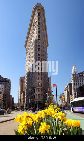 NEW YORK - 14. April: belebten Straße Szene auf der Fifth Avenue im historischen Flatiron Building in der Dämmerung April 14, 2016 in Manhattan, New York City Stockfoto