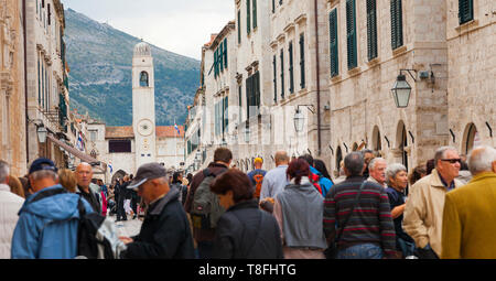 Calle de la Placa y al fondo Iglesia de San Blas, Casco Antiguo de Dubrovnik, Ciudad de Dubrovnik, Kroatien, Mar Adriático, Mar Mediterráneo Stockfoto