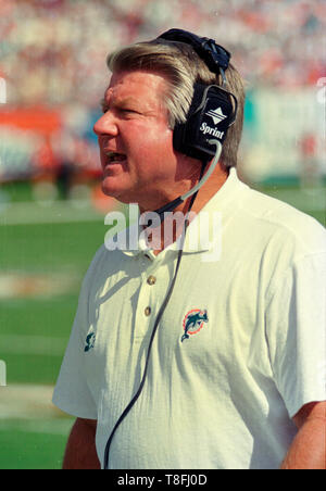 Miami Dolphins Head Coach Jimmy Johnson am Rande in einem Spiel 1998 an der Joe Robbie Stadium in Miami, Florida. Stockfoto