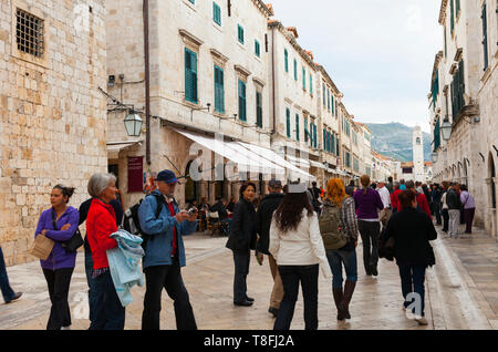 Calle de la Placa y al fondo Iglesia de San Blas, Casco Antiguo de Dubrovnik, Ciudad de Dubrovnik, Kroatien, Mar Adriático, Mar Mediterráneo Stockfoto