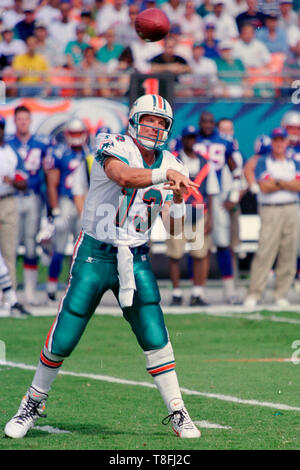 Miami Dolphins Quarterback Dan Marino in Aktion an der Joe Robbie Stadium in Miami, Florida in den späten 1990er Jahren. Stockfoto