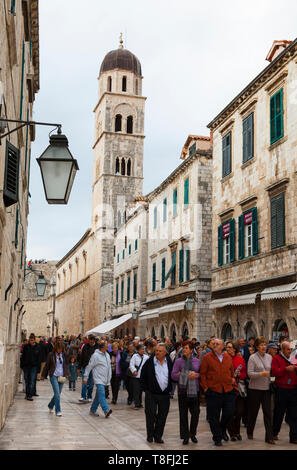 Calle de la Placa y al fondo Iglesia de San Blas, Casco Antiguo de Dubrovnik, Ciudad de Dubrovnik, Kroatien, Mar Adriático, Mar Mediterráneo Stockfoto