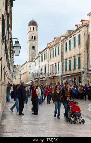 Calle de la Placa y al fondo Iglesia de San Blas, Casco Antiguo de Dubrovnik, Ciudad de Dubrovnik, Kroatien, Mar Adriático, Mar Mediterráneo Stockfoto