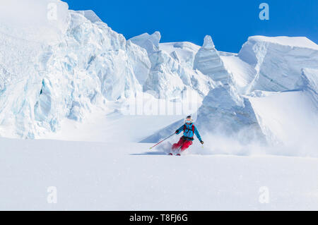 Weibliche freeskier Skifahren im Backcountry auf fantastischen Monte Rosa Gletscher Stockfoto