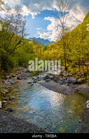 Wunderbare Aussicht auf die vertova Torrent bei Sonnenuntergang, in der Mitte des Orobiche Berge mit seinen wunderschönen kleinen Wasserfällen. Stockfoto