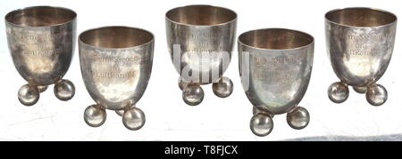 Fünf Sieg Bechergläser von jasta 11 Versilbert, semi-elliptische Schalen (WMF) auf Kugelfüßen, jedes mit'dem Sieger im Luftkampf" und "Jasta 11' eingraviert. Höhe je 5 cm. Einige der erfolgreichsten Jagdflieger des Ersten Weltkrieges diente in der legendären Jasta 11 (Richthofen, Almenröder, Wolff). historischen, geschichtlichen, Truppe, Truppen, Bundeswehr, Militär, Militaria, Militär, Flügel, Gruppe, Luftwaffe, Luftstreitkräfte, 20. Jahrhundert, Editorial-Use - Nur Stockfoto