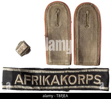 Eine Manschette Titel, ein paar Schulterklappen und eine commemorative Ring - Afrika Korps die Manschette Titel mit schwarzem Fuß Tuch genäht Silber Spitze, Maschine gewebte Legende "afrikakorps", die Enden vernäht, Gesamtlänge ca. 34 cm, Breite 35 mm. Auch ein paar Schulterklappen für Soldaten beige Leinentuch mit Feld grau unterlegt, Hintergrundmusik in Rosa für Panzer Truppen Mitglieder, mit Schlaufen, die Steckplätze separat gestickt. Enthalten ist ein silberner Ring mit einem stilisierten palm Der "AK 1941" und Hakenkreuz, die Seiten mit orientalischem Dekor, Gewicht 11 g. Innendurchmesser 2, Additional-Rights - Clearance-Info - Not-Available Stockfoto