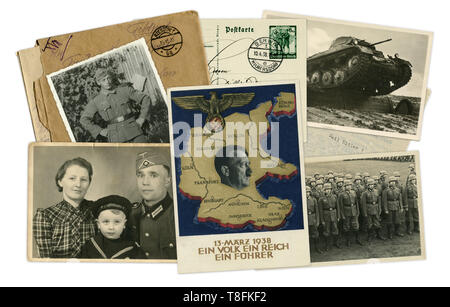 Historisches Foto Collage aus Fotos, Postkarten und Briefe. Adolf Hitler in der Mitte. Soldaten, Panzer. Bestimmung des Menschen. Deutschland, Weltkrieg II, 1939 Stockfoto