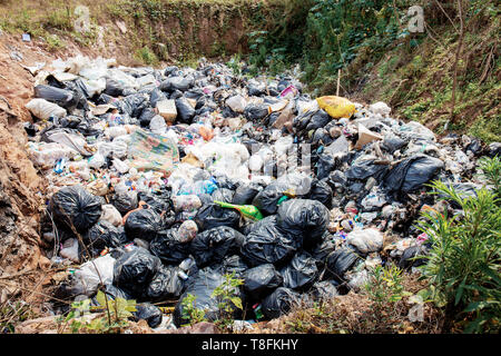 Garbage Gruben in den Feldern entlang der Landschaft mit Schmutz und Gestank. Stockfoto