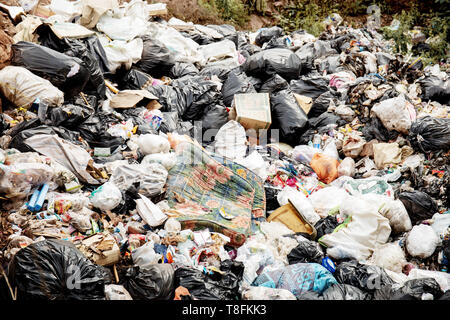 Müll in Feldern mit Schmutz und Gestank auf Masse. Stockfoto