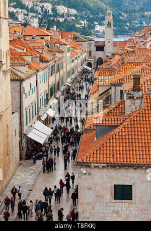 Calle de la Placa y al fondo Iglesia de San Blas, Casco Antiguo de Dubrovnik, Ciudad de Dubrovnik, Kroatien, Mar Adriático, Mar Mediterráneo Stockfoto