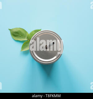 Blick von oben auf eine wieder verwendbare Glas mit einem Metalldeckel und Stroh für Sommer Getränke. Wiederverwendbare Anwendung. Individuelle Nutzung. Speichern Sie die Planeten. Null Abfall. Stockfoto