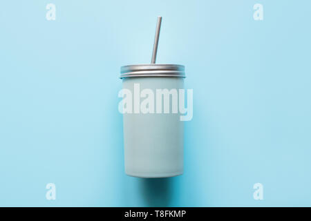 Blick von oben auf eine wieder verwendbare Glas mit einem Metalldeckel und Stroh für Sommer Getränke. Wiederverwendbare Anwendung. Individuelle Nutzung. Speichern Sie die Planeten. Null Abfall. Stockfoto