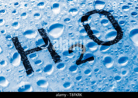 Die chemische Formel von Wasser mit Tropfen auf dem Glas. Reines Wasser Konzept. Natürliche Ressourcen. Stockfoto