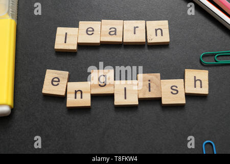Wort Englisch lernen auf Holz Block geschrieben. Nahaufnahme Stockfoto