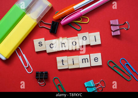 Schule Zeit Worte über einen Kid's Schule Schreibtisch, in der Nähe Stockfoto