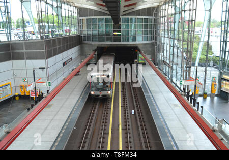 Prag/Tschechische Republik - 6. Mai 2019: Prager Metrostation Strizkov (rote Linie C), bei einem ankommenden Zug auf der Plattform Stockfoto