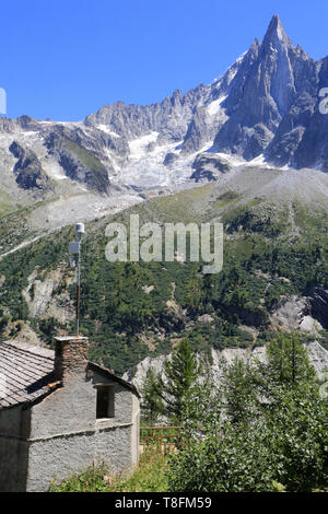 Les Drus (3754 m). Le Petit Dru (3.730 m) et le grand Dru (3.754 m). Aiguille Verte. Temple de la Nature. (Datant de 1795-98). Montenvers. Chamonix. Stockfoto