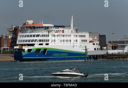 Portsmouth, England, Großbritannien. Mai 2019. Die roro Fähre Victoria Wight verlassen Der Sturz, Portsmouth für die Isle of Wight Stockfoto